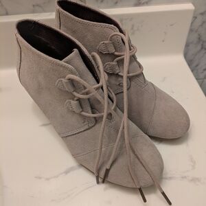 Elegant Women's Suede Ankle Boots - Gray